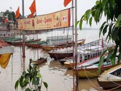 वाराणसी में गंगा का जलस्तर बढ़ा ,अस्सी घाट पर सुबह ए बनारस का मंच डूबा, रोजाना कमाने वाले नाविक हुए बेरोजगार