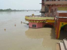 flood situation in Mathura after water released from hathini kund barrage हथिनी कुण्ड बैराज से छोड़ा गया आठ लाख क्यूसेक पानी, मथुरा में बाढ़ का खतरा