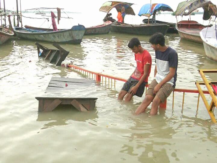 प्रयागराज में तबाही मचा रही हैं गंगा और यमुना, सड़कों पर चल रही हैं नावें