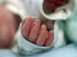 Pregnant did not get bed in the hospital gave birth to the baby on the floor शर्मनाक! गर्भवती को नहीं मिला अस्पताल में बेड, फर्श पर ही बच्चे को दिया जन्म