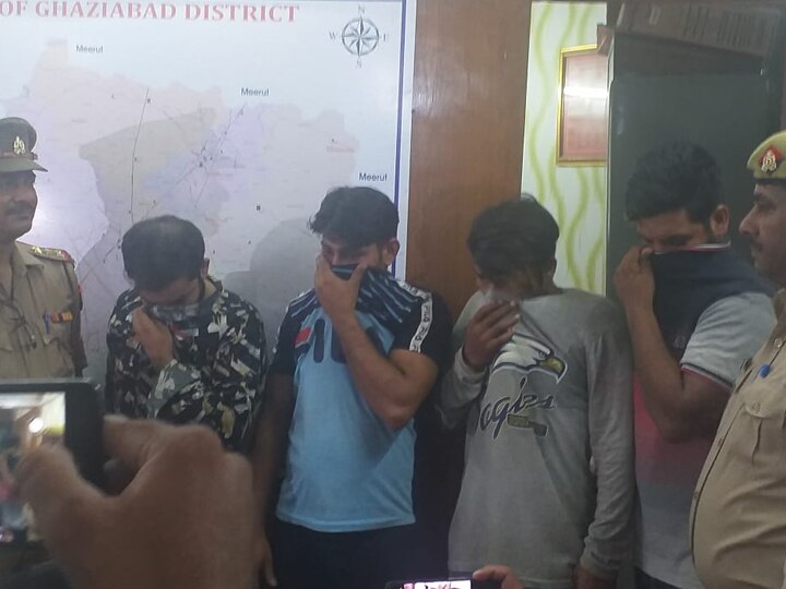 गाजियाबाद: पुलिस को मिली बड़ी सफलता, हाईवे पर लूटपाट करने वाले चार लुटेरे गिरफ्तार Police arrested four criminal on eastern peripheral expressway