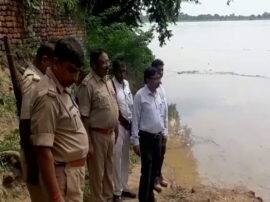 कौशांबी: यमुना नदी का बढ़ा जल स्तर, तराई इलाकों का एसडीएम ने किया दौरा flood fear in Kaushambi top officers visit कौशांबी: यमुना नदी का बढ़ा जल स्तर, तराई इलाकों का एसडीएम ने किया दौरा