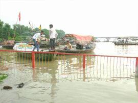 प्रयागराज में तबाही मचा रही हैं गंगा और यमुना, सड़कों पर चल रही हैं नावें Water level of ganga increases in prayagraj, phulpur most affected प्रयागराज में तबाही मचा रही हैं गंगा और यमुना, सड़कों पर चल रही हैं नावें