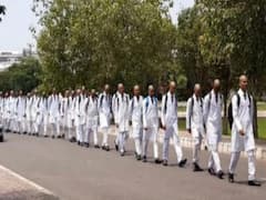 सैफई मेडिकल यूनिवर्सिटी में छात्रों के साथ रैगिंग, सिर मुड़वाकर एक लाइन में चलने को कहा, कुलपति बोले नहीं है जानकारी