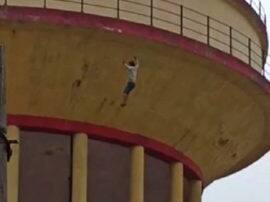 man jumped from water tank in aligarh पैसों की कमी के चलते परिवार में होती थी कलह, परेशान आदिल ने पानी की टंकी से लगाई मौत की छलांग