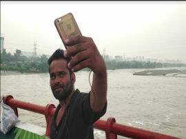 सेल्फी का जुनून कुछ इस तरह की हम मौत में भी मुस्कान ढूढ़ते है! उफान पर यमुना और.. Flood like situation on yamuna people busy in taking selfies in noida सेल्फी का जुनून कुछ इस तरह की हम मौत में भी मुस्कान ढूढ़ते है! उफान पर यमुना और..