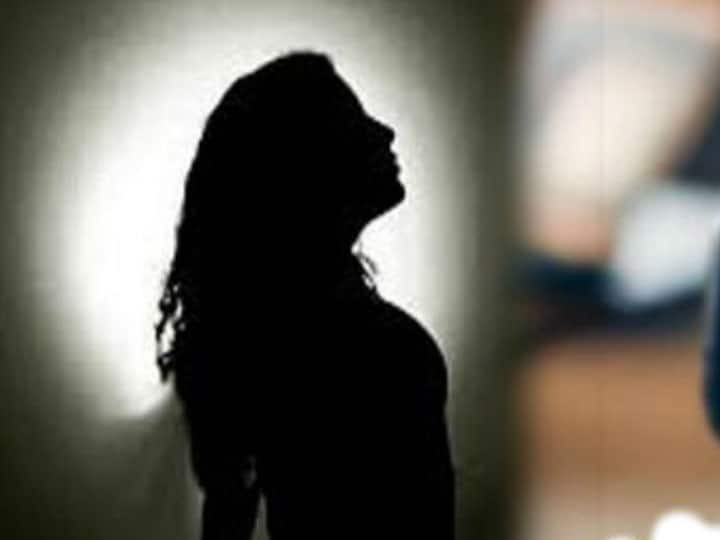 बाथरूम में नहा रही थी बेटी की सहेली, पिता ने अंदर घुसकर किया ये काम- पढ़ें- पूरी खबर