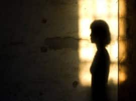 Noida father molests daughter friend in bathroom case registered बाथरूम में नहा रही थी बेटी की सहेली, पिता ने अंदर घुसकर किया ये काम- पढ़ें- पूरी खबर