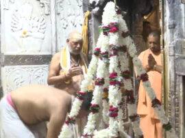 Chief Minister Yogi Adityanath offered prayers at Kashi Vishwanath Temple in Varanasi योगी ने की श्री काशी विश्वनाथ मंदिर, काल भैरव मंदिर में पूजा, लिया आशीर्वाद