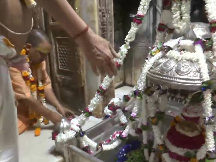 योगी ने की श्री काशी विश्वनाथ मंदिर, काल भैरव मंदिर में पूजा, लिया आशीर्वाद