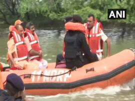 CM Yogi visit flood hit areas in varanasi योगी ने वाराणसी में बाढ़ प्रभावित क्षेत्रों का दौरा कर राहत कार्यों का लिया जायजा
