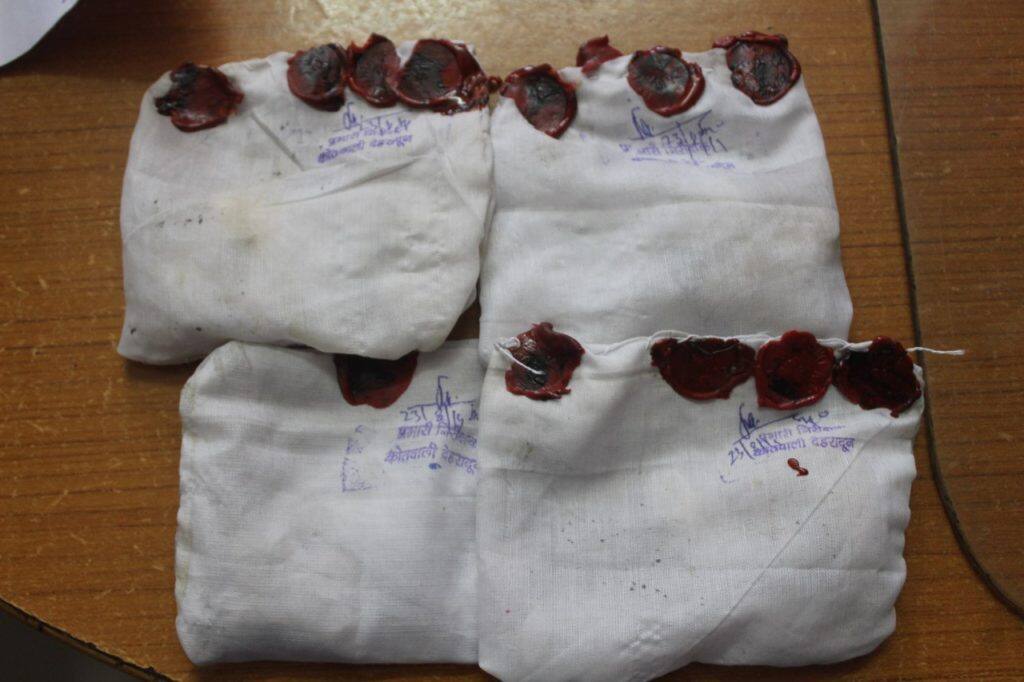 देहरादून: पुलिस की गिरफ्त में आए नशा तस्कर, लाखों की स्मैक बरामद