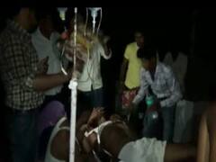 हाथरस जिला अस्पताल में भगवान भरोसे मरीज, मोबाइल की रोशनी में हो रहा इलाज