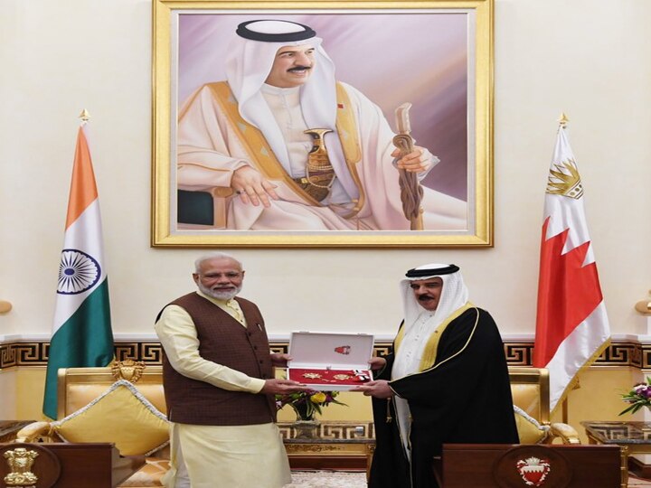 PM मोदी को मिला ‘द किंग हमाद ऑर्डर ऑफ द रेनेसां’ सम्मान, खलीफा के साथ हुई द्विपक्षीय वार्ता PM Narendra Modi honoured with The King Hamad Order of the Renaissance award in Bahrain
