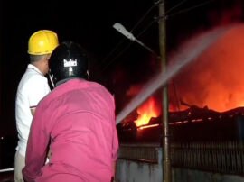 A fire has broken out in a warehouse at Kasna in greater noida ग्रेटर नोएडा के गोदाम में लगी भीषण आग, घंटों की कड़ी मशक्कत के बाद बुझी आग