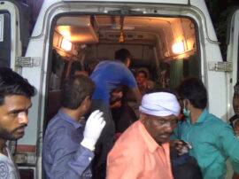 bus overturned due to high speed 30 injured मुजफ्फरनगर में तेज स्पीड के कारण पलटी श्रद्धालुओं से भरी बस, 30 लोग घायल