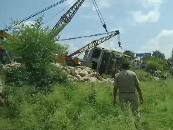 शाहजहांपुर में बेकाबू ट्रक ने ऑटो के बाद कार को मारी टक्कर, 17 लोगों की मौत
