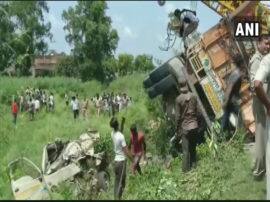 शाहजहांपुर में बेकाबू ट्रक ने ऑटो के बाद कार को मारी टक्कर, 17 लोगों की मौत 16 people killed after a truck overturns on two tempos in district Shahjahanpur शाहजहांपुर में बेकाबू ट्रक ने ऑटो के बाद कार को मारी टक्कर, 17 लोगों की मौत