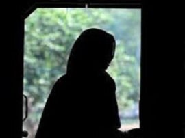 UP woman claims husband gave her triple talaq over phone in badaun शौहर ने फोन पर दिया तीन तलाक, बीवी बोली- पति को जेल भेजने के बजाए समझाए पुलिस