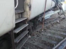 Four coaches of a train derail at Platform number 3 of the Kanpur Central railway station कानपुर: लोकल मेमू ट्रेन के चार डिब्बे पटरी से उतरे, जान माल का नुकसान नहीं