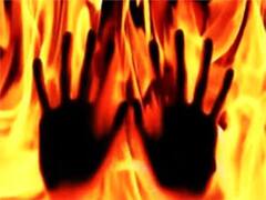 दबंगों के खिलाफ नहीं हुई कार्रवाई, परेशान होकर थाने के अंदर पति-पत्नी ने पेट्रोल डालकर खुद को जला डाला