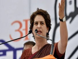 priyanka gandhi slams yogi government over swami chinmayanand case स्वामी चिन्मयानंद के बहाने प्रियंका का योगी सरकार पर वार, कहा- यूपी की लड़कियां देख रही हैं