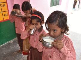 शाहजहांपुर: प्राथमिक स्कूल में दूध पीने से दो दर्जन से अधिक बच्चे बीमार More than 20 chidren fell sick shahjahanpur after taking milk शाहजहांपुर: प्राथमिक स्कूल में दूध पीने से दो दर्जन से अधिक बच्चे बीमार