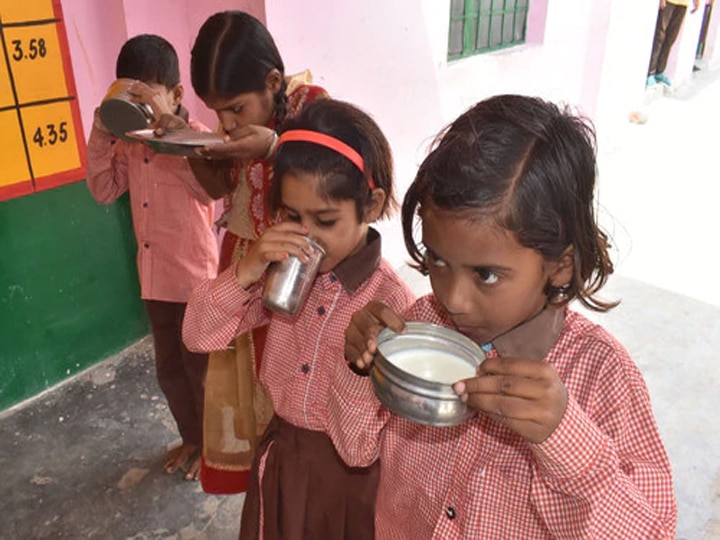 शाहजहांपुर: प्राथमिक स्कूल में दूध पीने से दो दर्जन से अधिक बच्चे बीमार More than 20 chidren fell sick shahjahanpur after taking milk