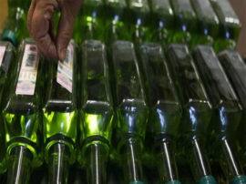 लखीमपुर खीरी और अयोध्या में छापेमारी के दौरान अवैध शराब पकड़ी गयी illegal wine seized in ayodhya and lakhimpur khiri लखीमपुर खीरी और अयोध्या में छापेमारी के दौरान अवैध शराब पकड़ी गयी