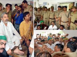 BKU Leader rakesh tikait indefinite protest against dm office in muzaffarnagar इस कारण अनिश्चिकालीन धरने पर बैठे भाकियू कार्यकर्ता, पैरों में बेड़ियां बांधकर कर रहे हैं प्रदर्शन