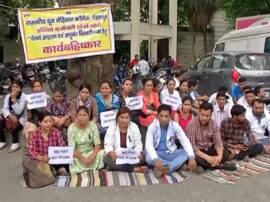  Medical services hampered in Doon hospital देहरादून: अपनी मांगों को लेकर संविदा कर्मचारियों का धरना, मरीजों की फजीहत