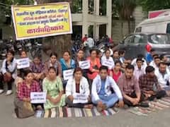 देहरादून: अपनी मांगों को लेकर संविदा कर्मचारियों का धरना, मरीजों की फजीहत