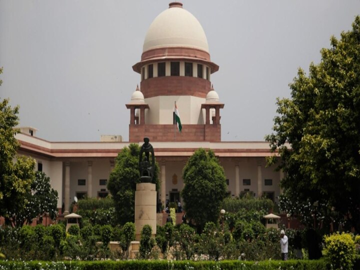 चिन्मयानंद मामला: कथित उत्पीड़न का आरोप लगाने वाली छात्रा के साथ यूपी पुलिस न्यायालय पहुंची Students reach supreme court with up police in chinmayanand case