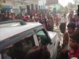 बरेली: छापा मारने गई दिल्ली पुलिस के जवानों को भीड़ ने घेरा, समझ लिया बच्चा चोर Delhi Police was confronted by locals in Bareilly बरेली: छापा मारने गई दिल्ली पुलिस के जवानों को भीड़ ने घेरा, समझ लिया बच्चा चोर