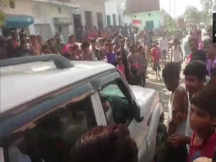 बरेली: छापा मारने गई दिल्ली पुलिस के जवानों को भीड़ ने घेरा, समझ लिया बच्चा चोर Delhi Police was confronted by locals in Bareilly