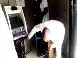 गोरखपुर: गैस कटर से एसबीआई का एटीएम काटकर 7.43 लाख ले उड़े चोर, सीसीटीवी कैमरे पर लगा दिया था काला पेंट Thief stolen ATM in gorakhpur and cut with gas cutter गोरखपुर: गैस कटर से एसबीआई का एटीएम काटकर 7.43 लाख ले उड़े चोर, सीसीटीवी कैमरे पर लगा दिया था काला पेंट