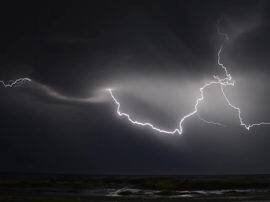 बांदा: खेत में चारा काट रहे दो लोगों पर बिजली गिरने से हुई मौत Two died in banda after sky lightining बांदा: खेत में चारा काट रहे दो लोगों पर बिजली गिरने से हुई मौत