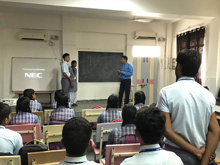 आगरा: जब आईजी सतीश गणेश बन गये बच्चों के गुरू, मैथ और फिजिक्स के सवालों के हल के लिये बताईं ट्रिक्स