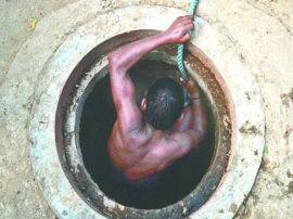 सीवर में दम घुटने से मरे सफाईकर्मियों के परिवारों की सहायता करेगी सरकार: सफाई आयोग Government help sanitation workers who lost lives during works सीवर में दम घुटने से मरे सफाईकर्मियों के परिवारों की सहायता करेगी सरकार: सफाई आयोग