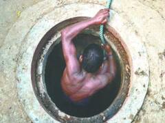 सीवर में दम घुटने से मरे सफाईकर्मियों के परिवारों की सहायता करेगी सरकार: सफाई आयोग