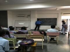 आगरा: जब आईजी सतीश गणेश बन गये बच्चों के गुरू, मैथ और फिजिक्स के सवालों के हल के लिये बताईं ट्रिक्स