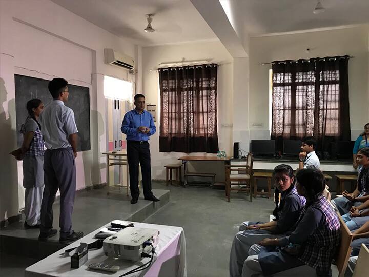 आगरा: जब आईजी सतीश गणेश बन गये बच्चों के गुरू, मैथ और फिजिक्स के सवालों के हल के लिये बताईं ट्रिक्स