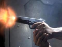 पुलिस मुठभेड़ में इनामी बदमाश घायल, चोरी की बाइक और तमंचा बरामद