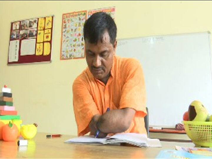 Teachers Day: समाज को नई राह दिखाते इस शिक्षक के हौसले के सलाम, हाथ न होने के बावजूद लिख रहा है नौनिहालों की तकदीर