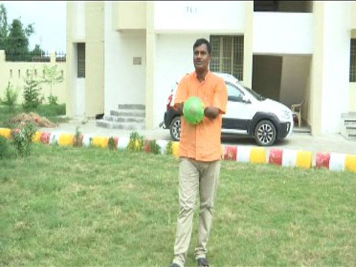 Teachers Day: समाज को नई राह दिखाते इस शिक्षक के हौसले के सलाम, हाथ न होने के बावजूद लिख रहा है नौनिहालों की तकदीर