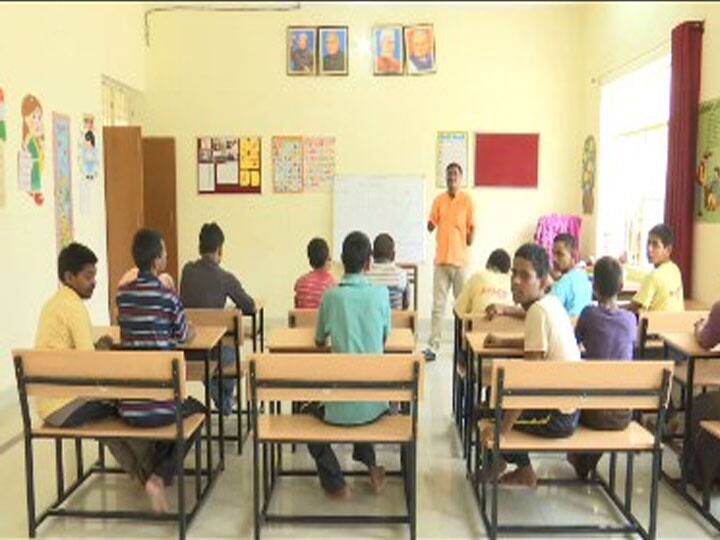 Teachers Day: समाज को नई राह दिखाते इस शिक्षक के हौसले के सलाम, हाथ न होने के बावजूद लिख रहा है नौनिहालों की तकदीर