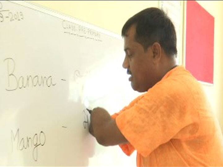 Teachers Day: समाज को नई राह दिखाते इस शिक्षक के हौसले के सलाम, हाथ न होने के बावजूद लिख रहा है नौनिहालों की तकदीर