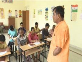 Teachers Day: समाज को नई राह दिखाते इस शिक्षक के हौसले के सलाम, हाथ न होने के बावजूद लिख रहा है नौनिहालों की तकदीर teachers day special Salute to teacher narayan yadav who showing new path to society Teachers Day: समाज को नई राह दिखाते इस शिक्षक के हौसले के सलाम, हाथ न होने के बावजूद लिख रहा है नौनिहालों की तकदीर