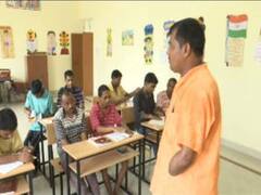 Teachers Day: समाज को नई राह दिखाते इस शिक्षक के हौसले के सलाम, हाथ न होने के बावजूद लिख रहा है नौनिहालों की तकदीर