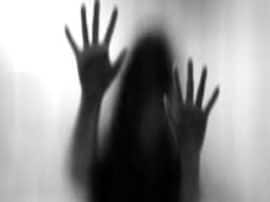 बीमार पति की मजदूरी लेने भट्टे पर गई महिला से मालिक ने किया दुष्कर्म Rape with worker's wife in mathura बीमार पति की मजदूरी लेने भट्टे पर गई महिला से मालिक ने किया दुष्कर्म